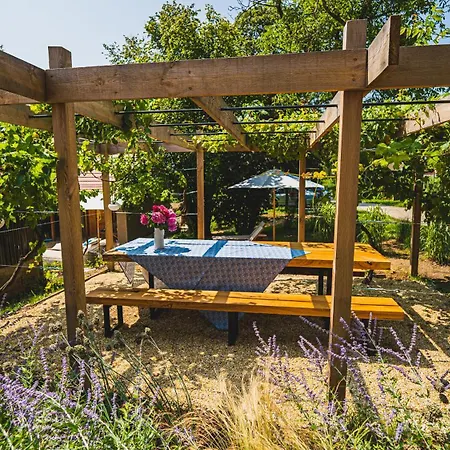 Pensión Premium Gardenguesthouse Mlinar With Pool & Sauna